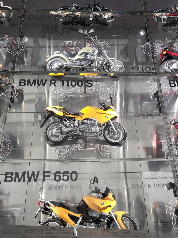 Một góc trưng bày những chiếc xe BMW thời kỳ mới. (Ảnh: Bùi Ngọc)