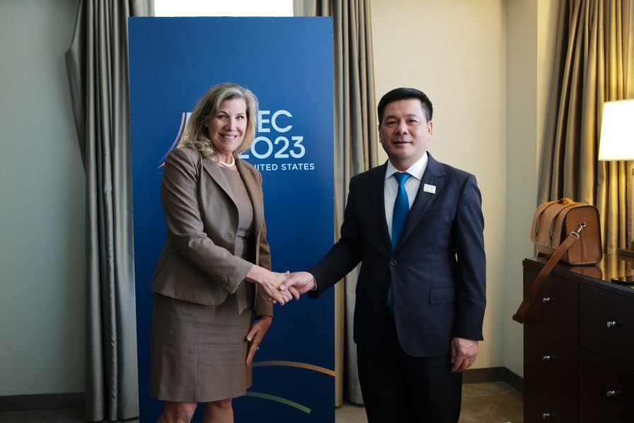 Bộ trưởng Nguyễn Hồng Diên tiếp và làm việc với lãnh đạo Tập đoàn Walmart. (Nguồn: VOV) Bộ trưởng Nguyễn Hồng Diên tiếp và làm việc với lãnh đạo Tập đoàn Walmart. (Nguồn: VOV)