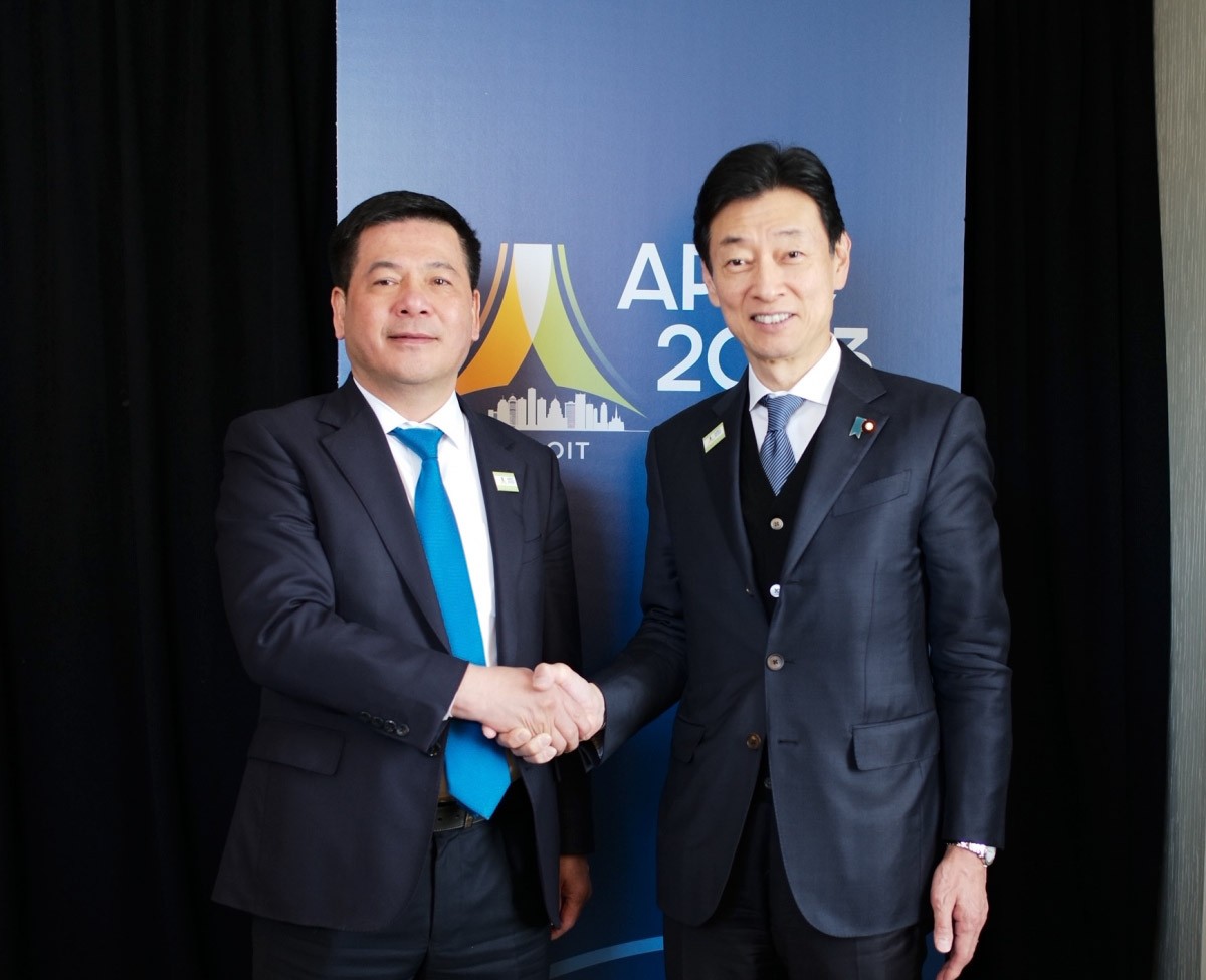 Bộ trưởng Nguyễn Hồng Diên tiếp và làm việc với Bộ trưởng Kinh tế, Công nghiệp và Thương mại Nhật Bản Nishimura Yasutoshi. (Nguồn: VOV) Bộ trưởng Nguyễn Hồng Diên tiếp và làm việc với Bộ trưởng Kinh tế, Công nghiệp và Thương mại Nhật Bản Nishimura Yasutoshi. (Nguồn: VOV)