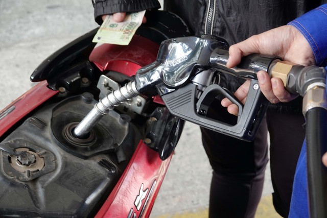 Giá xăng dầu hôm nay 28/5: ; kỳ điều hành tới, giá xăng sẽ tiếp tục tăng? Giá xăng dầu hôm nay 5/8: Tiếp đà leo dốc, dầu Brent vượt mức 86 USD/thùng