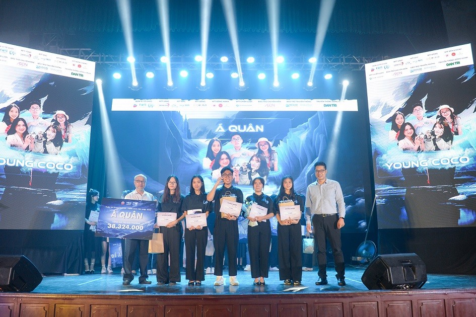 Các thành viên trong đội Chung kết Cuộc thi Economist Up - Hành trình Hội nhập 2023