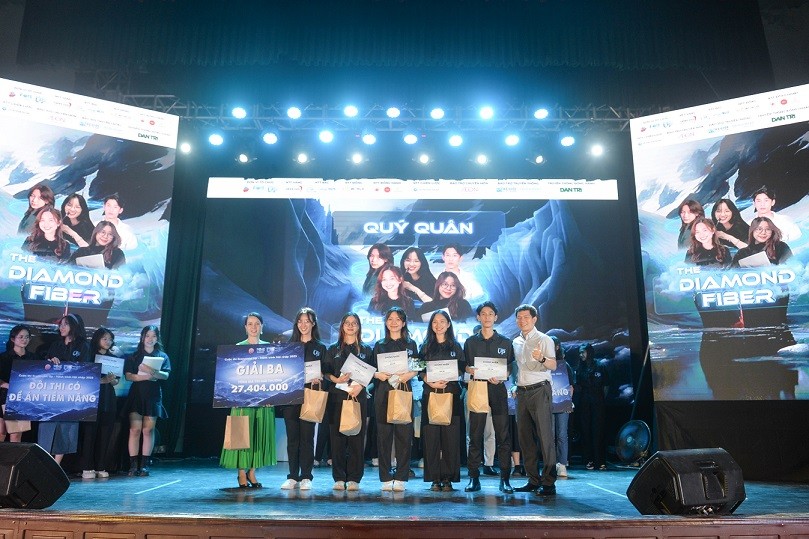 Đội Chung kết Cuộc thi Economist Up - Hành trình Hội nhập 2023