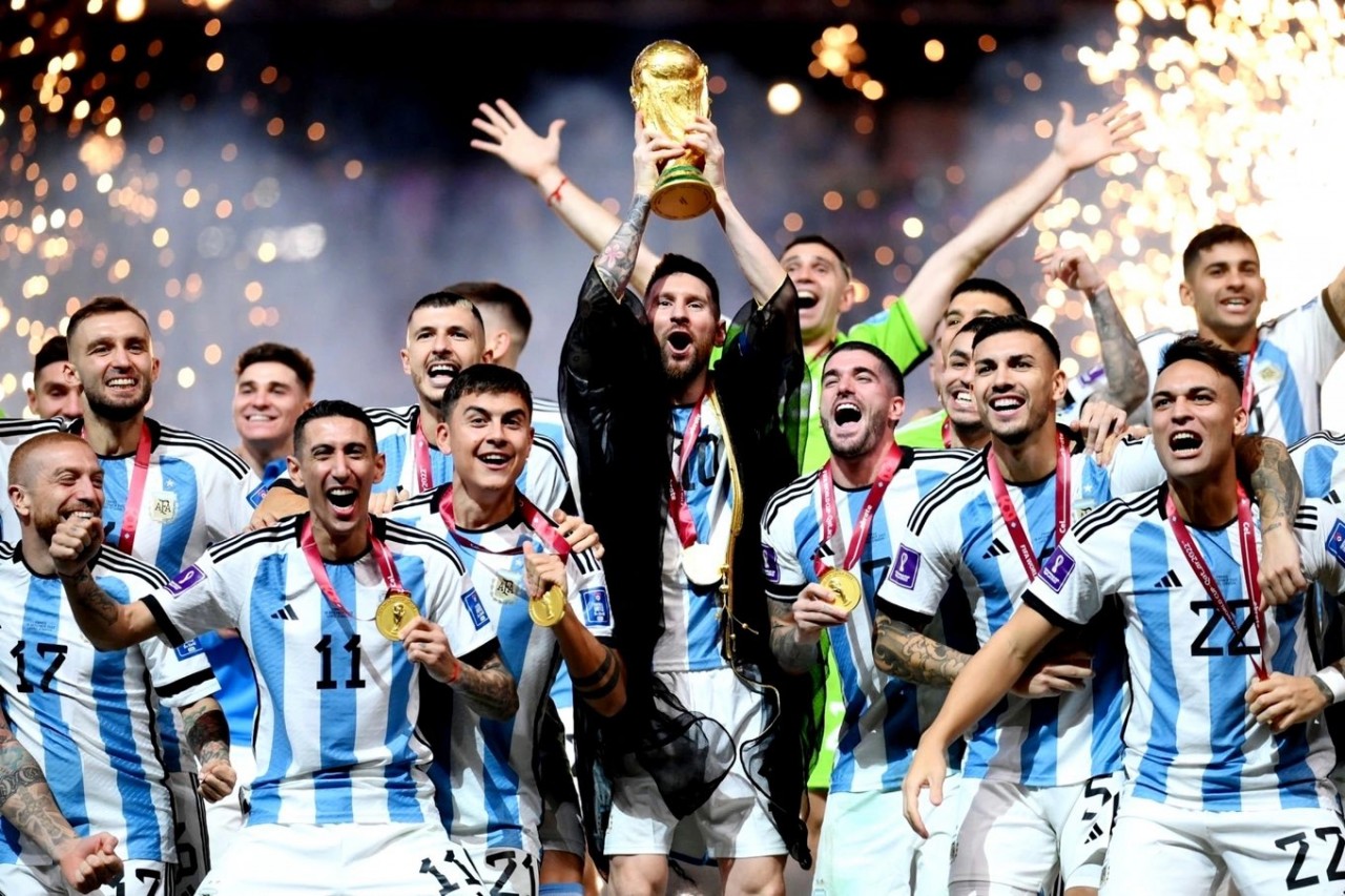 Nhiều cầu thủ Argentina vô địch World Cup 2022 sẽ tới Indonesia thi đấu giao hữu. Nhiều cầu thủ Argentina vô địch World Cup 2022 sẽ tới Indonesia thi đấu giao hữu.