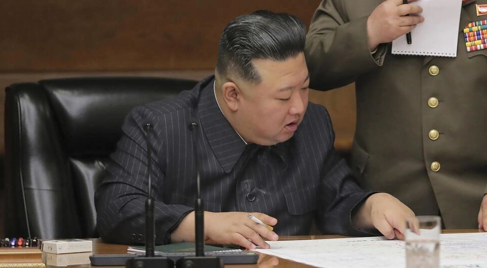 Nhà lãnh đạo Triều Tiên Kim Jong Un đã kiểm tra vệ tinh do thám quân sự đầu tiên của nước này khi nó chuẩn bị phóng và bật đèn xanh cho Đáp trả động thái tập trận Mỹ-Hàn, Triều Tiên phóng vệ tinh tăng cường khả năng răn đe toàn diện
