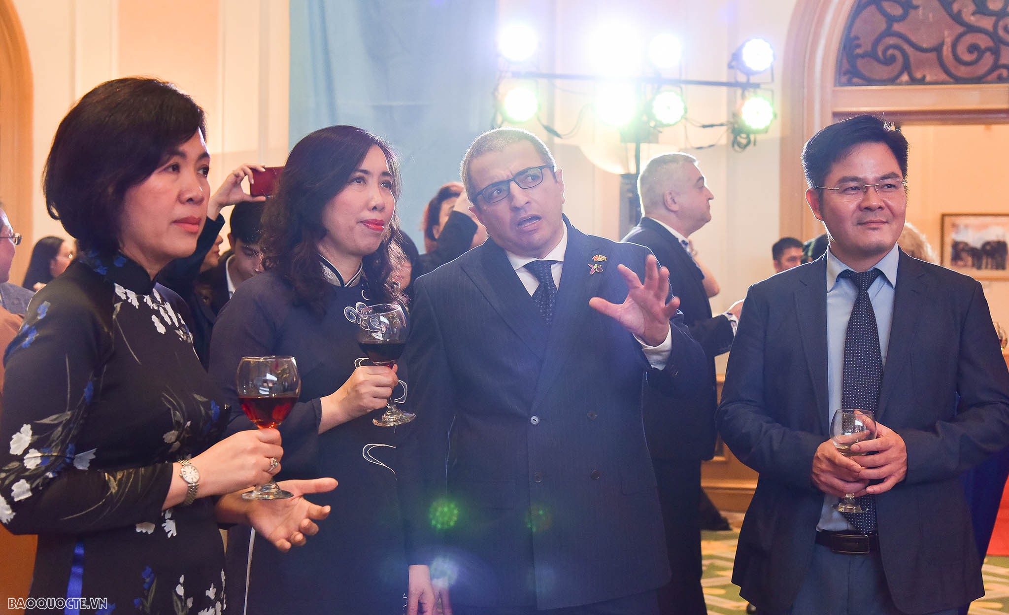 Thứ trưởng Ngoại giao Lê Thị Thu Hằng dự lễ kỷ niệm 105 năm Quốc khánh Azerbaijan Thứ trưởng Ngoại giao Lê Thị Thu Hằng dự lễ kỷ niệm 105 năm Quốc khánh Azerbaijan