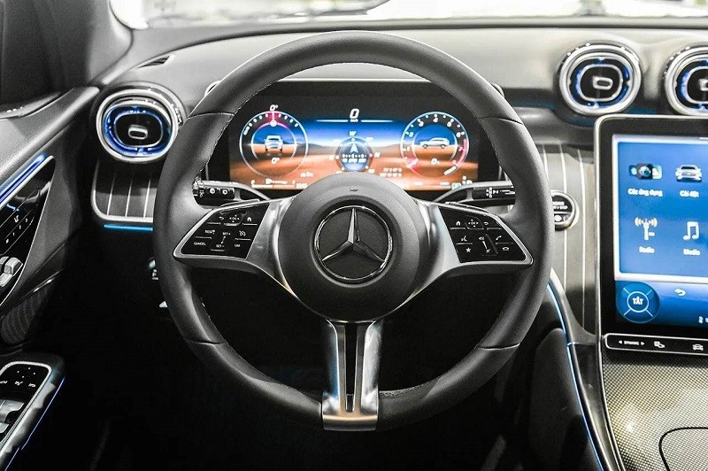 Vô-lăng ba chấu với thiết kế mới Vô-lăng ba chấu với thiết kế mới