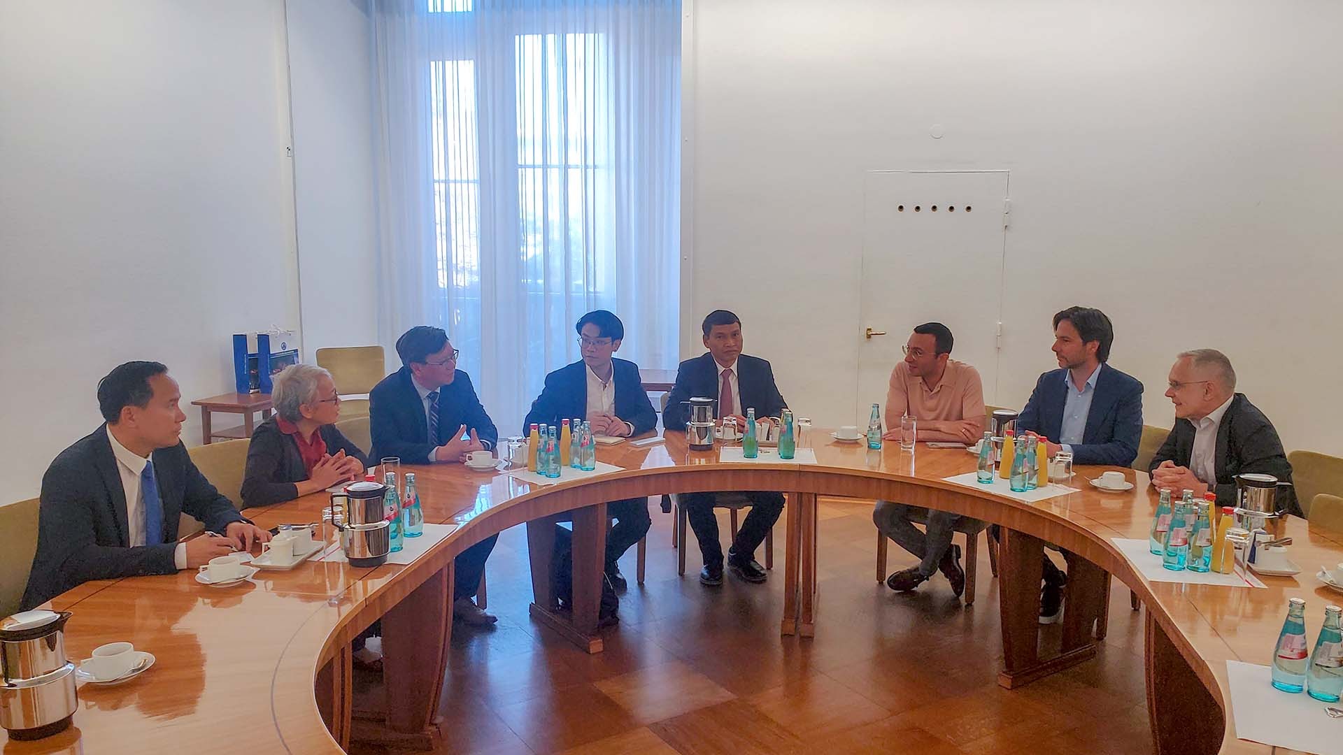 Phó Chủ tịch Thường trực UBND TP. Đà Nẵng Hồ Kỳ Minh đến chào xã giao Thị trưởng Frankfurt Mike Josef.