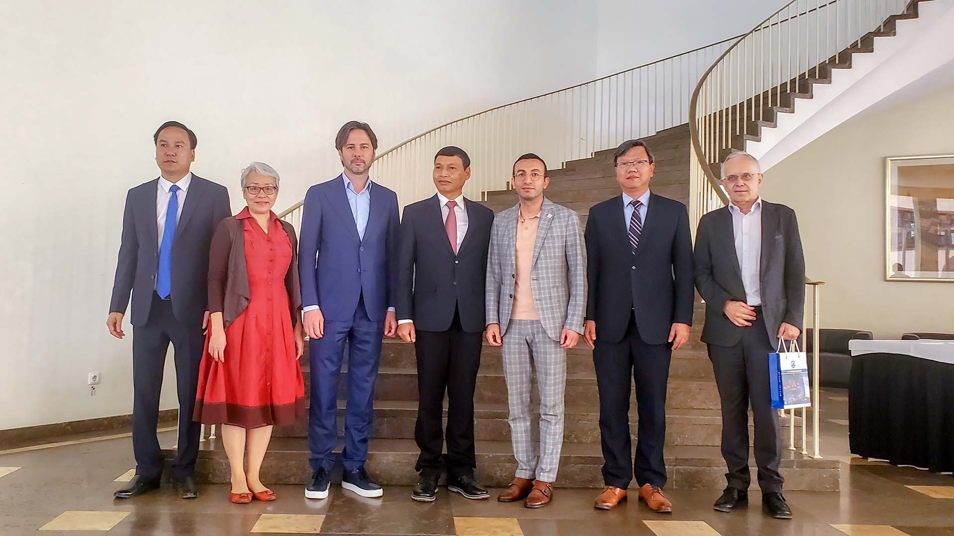 Các đại biểu chụp ảnh lưu niệm.