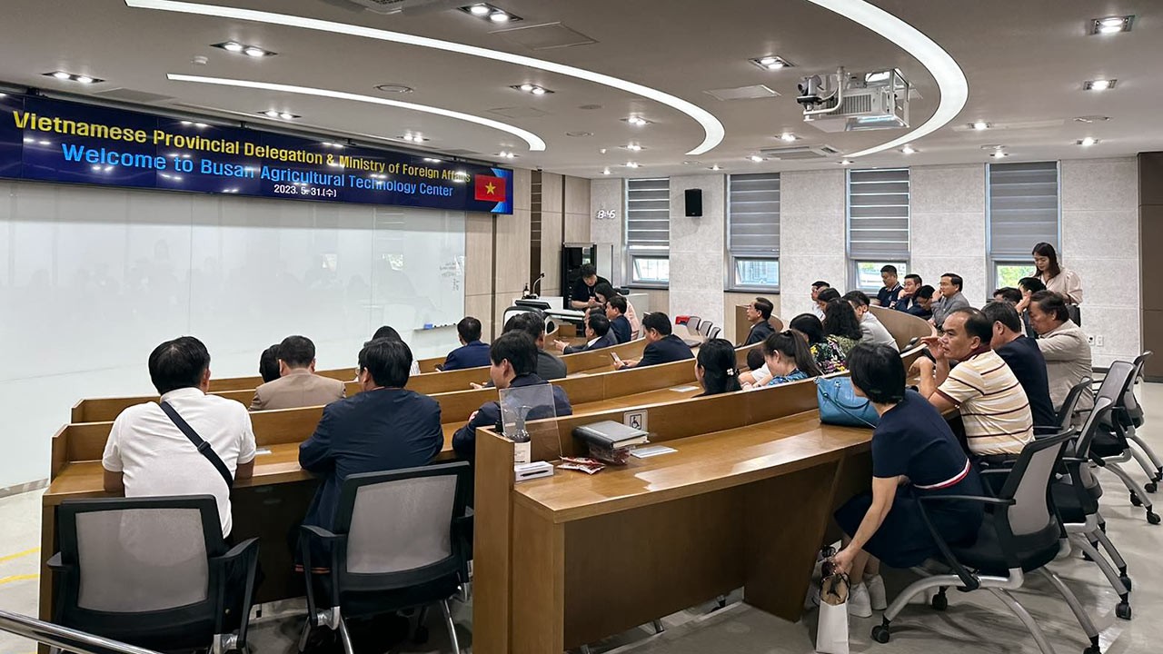 Đoàn các địa phương Trung tâm Nông nghiệp Công nghệ cao của thành phố Busan.