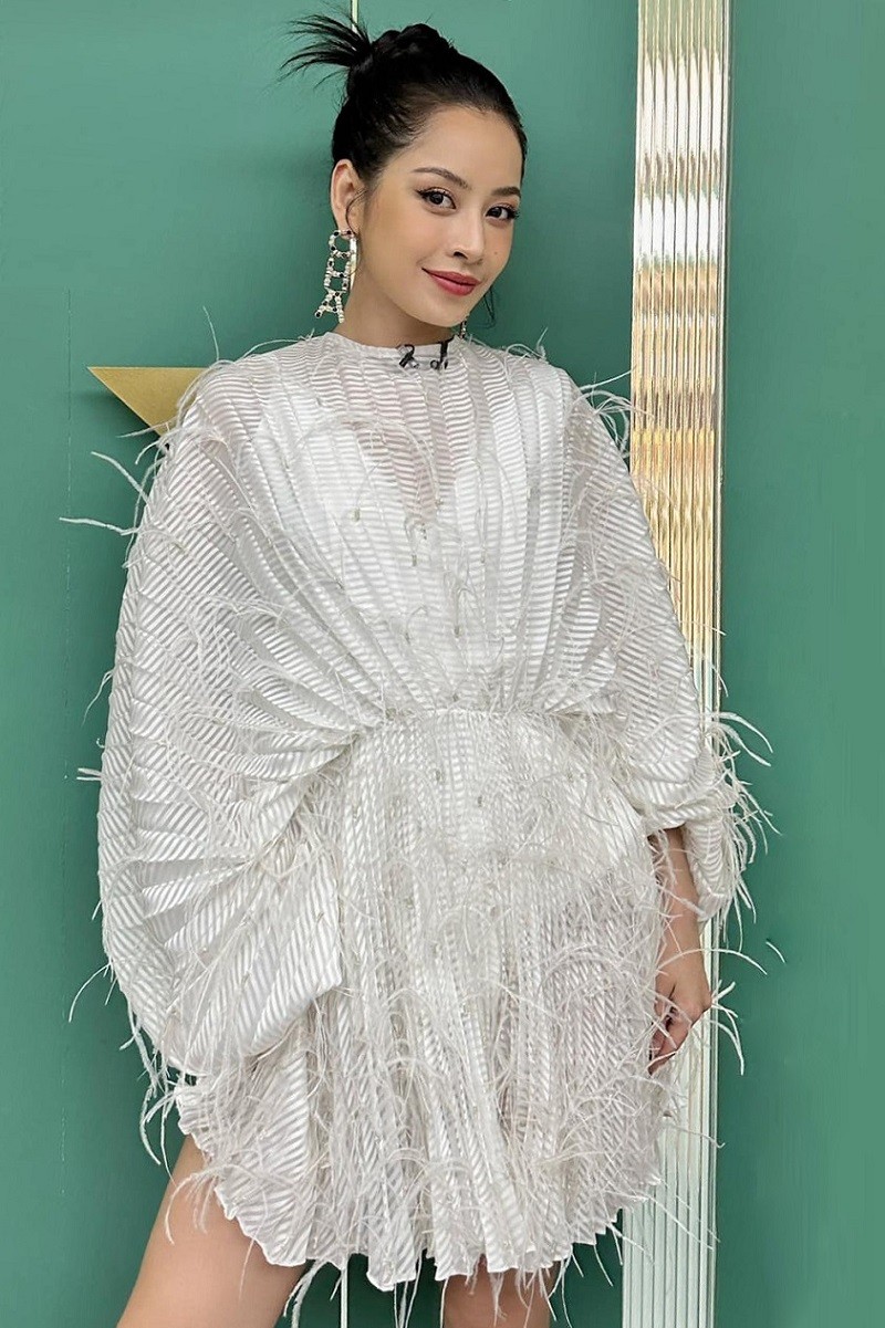 Ngoài việc đầu tư chỉn chu từng tiết mục biểu diễn khi tham gia show Đạp gió 2023, Chi Pu còn chú trọng trang phục. Cô được stylist Hoàng Ku hỗ trợ trong suốt thời gian tham gia thị trường giải trí Trung Quốc. Với mong muốn giúp thời trang nước nhà được lan tỏa, Chi Pu hầu hết sử dụng đồ local brand (thương hiệu) Việt trong các hoạt động.