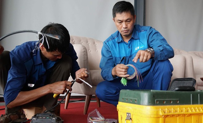 VNPT sẽ sử dụng công nghệ siêu băng rộng kết nối 10.000 hộ gia đình và doanh nghiệp tại 8 tỉnh thành lớn nhất cả nước. VNPT sẽ sử dụng công nghệ siêu băng rộng kết nối 10.000 hộ gia đình và doanh nghiệp tại 8 tỉnh thành lớn nhất cả nước.