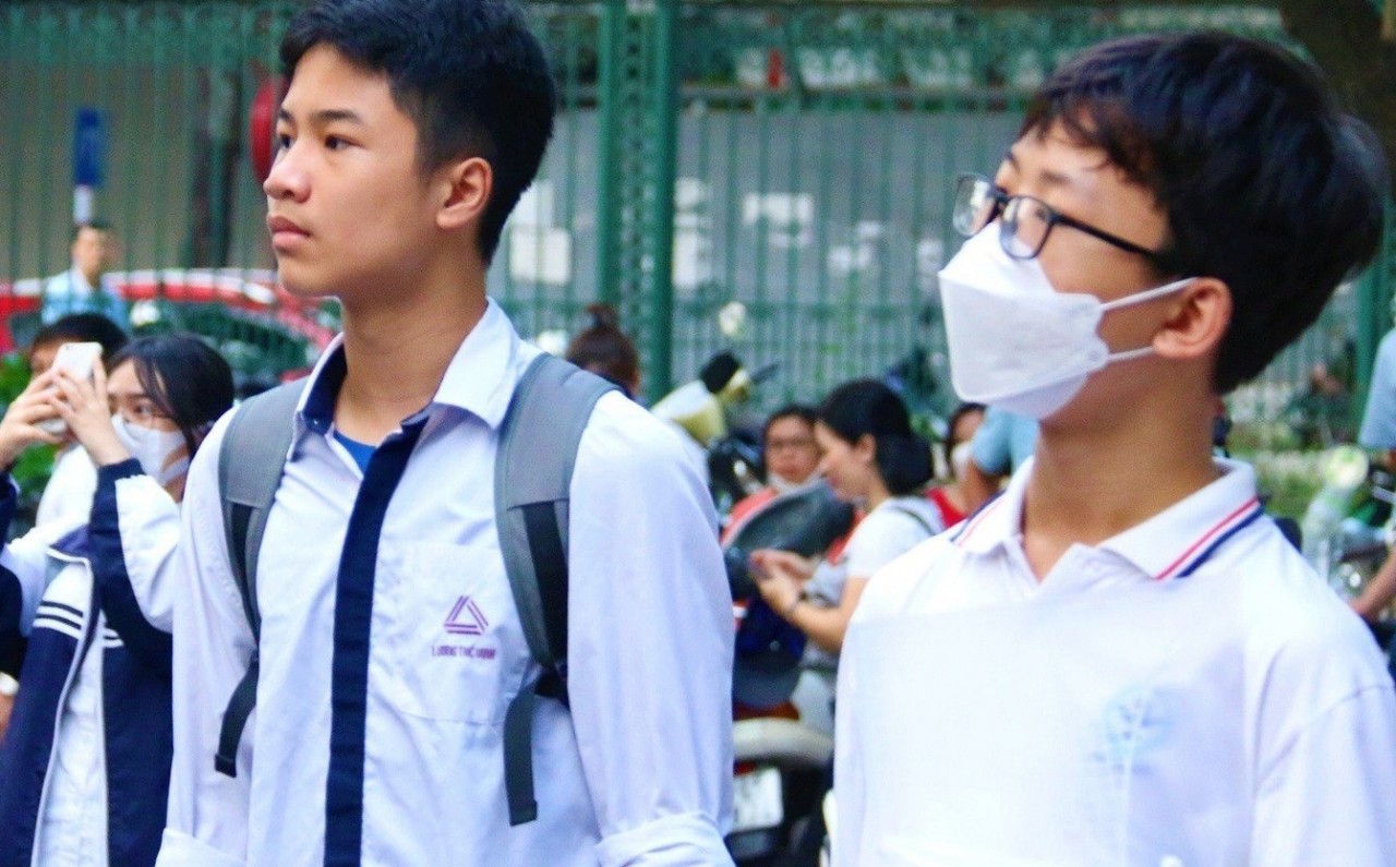 Sáng nay (1/6), hơn 6.000 sĩ tử bắt đầu thi vào lớp 10 Trường THPT Chuyên ĐH Sư phạm Hà Nội Sáng nay (1/6), hơn 6.000 sĩ tử bắt đầu thi vào lớp 10 Trường THPT Chuyên ĐH Sư phạm Hà Nội