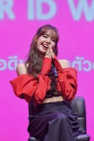 Lisa Blackpink diện trang phục của nhà thiết kế Công Trí trong buổi gặp gỡ fan