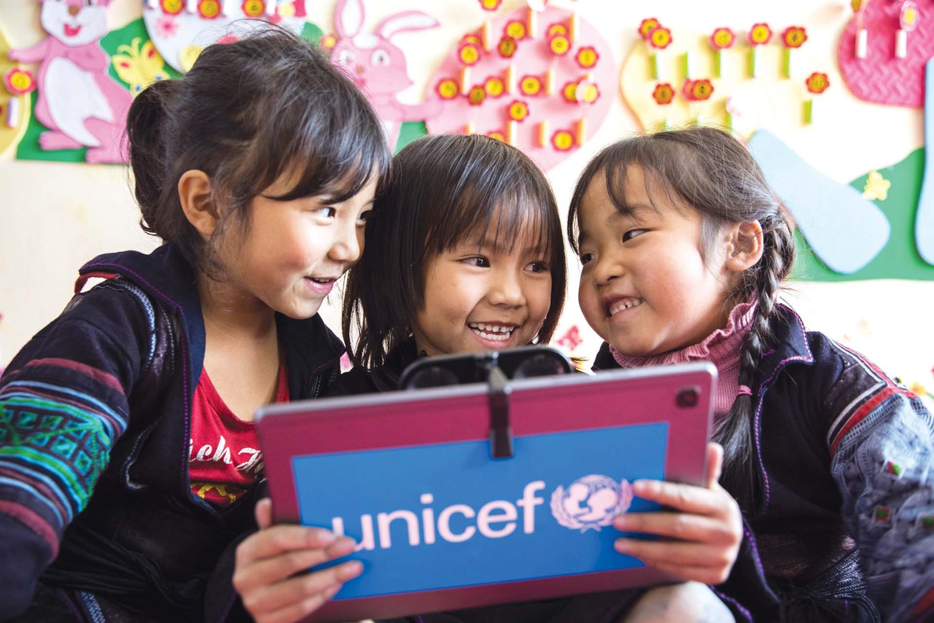 Đảng và Nhà nước luôn quan tâm công tác chăm sóc, giáo dục và bảo vệ trẻ em. (Nguồn: UNICEF) Đảng và Nhà nước luôn quan tâm công tác chăm sóc, giáo dục và bảo vệ trẻ em. (Nguồn: UNICEF)