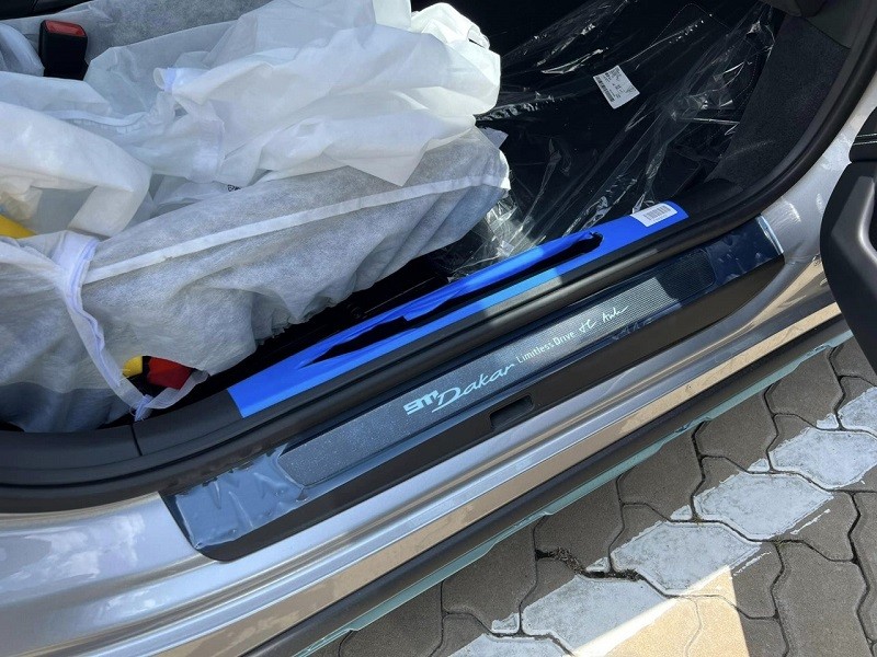 Dòng chữ đặc biệt ở bậc cửa chiếc Porsche 911 Dakar đầu tiên Việt Nam.