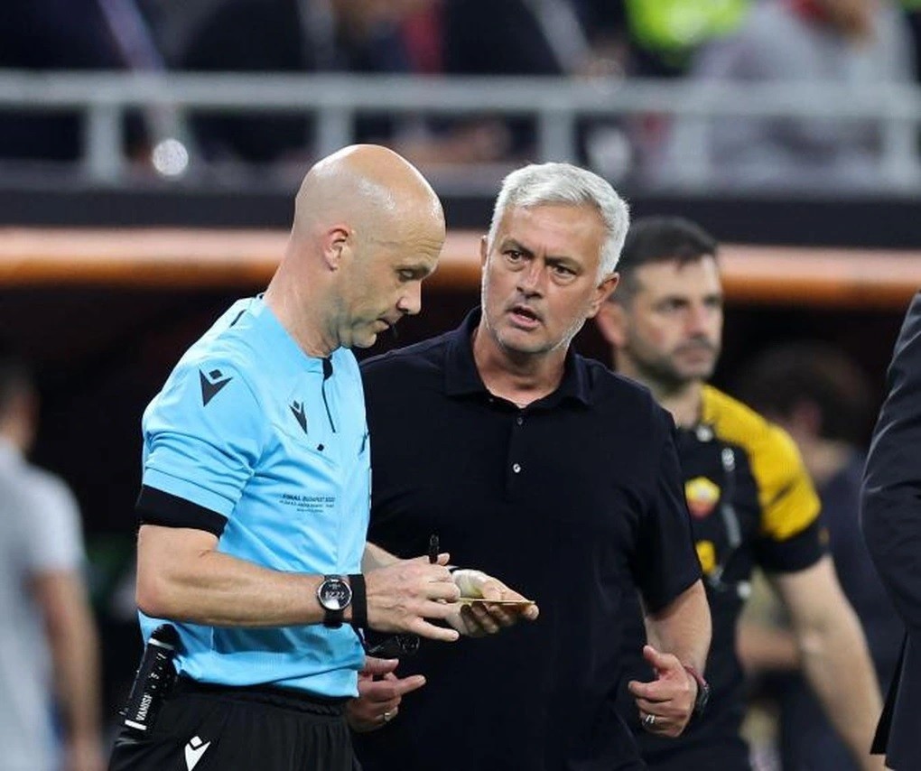 Trước đó, HLV Mourinho nổi điên vì những quyết định của trọng tài Anthony Taylor (Nguồn: Getty). Trước đó, HLV Mourinho nổi điên vì những quyết định của trọng tài Anthony Taylor (Nguồn: Getty).