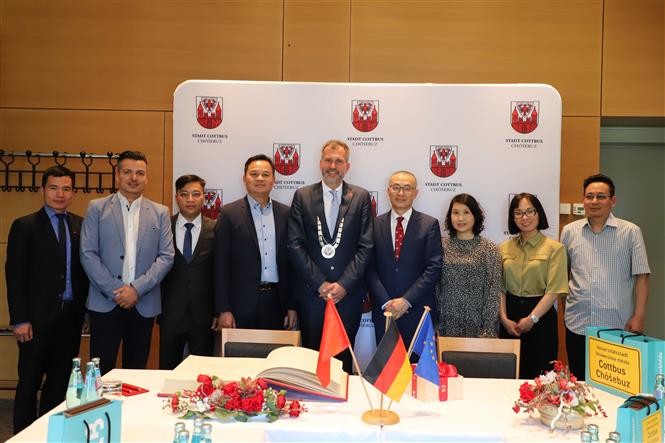 Thị trưởng thành phố Cottbus Tobias Schick (giữa) cùng đoàn công tác Đại sứ quán Việt Nam và Hội người Việt ở Cottbus. (Nguồn: TTXVN) Thị trưởng thành phố Cottbus Tobias Schick (giữa) cùng đoàn công tác Đại sứ quán Việt Nam và Hội người Việt ở Cottbus. (Nguồn: TTXVN)