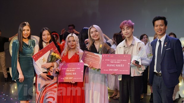 Các sinh viên đoạt giải tại cuộc thi. (Nguồn: Hải Vân/Vietnam+) Sôi động đêm chung kết cuộc thi Tìm kiếm tài năng sinh viên Việt Nam tại Anh (SVUK’s Talent Show) 2023