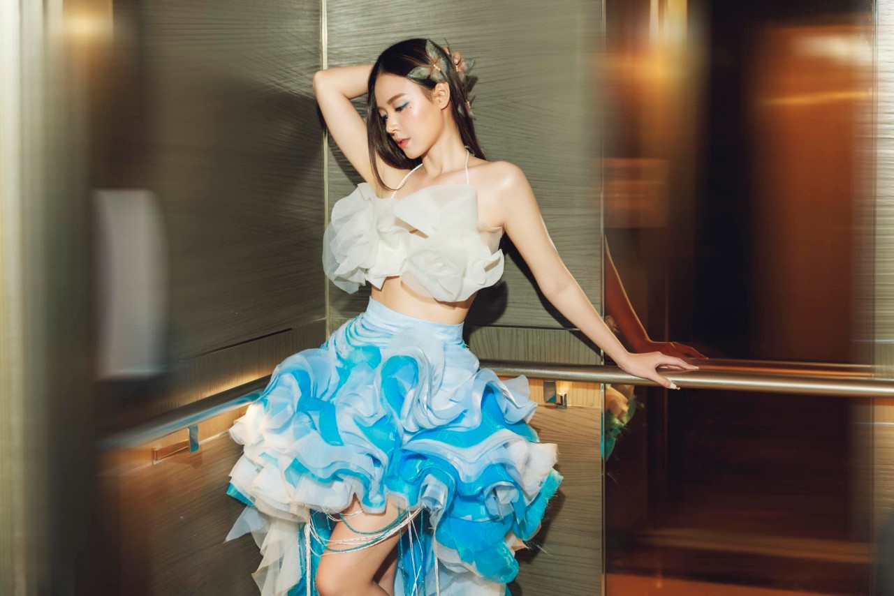 Midu khoe 'eo con kiến'