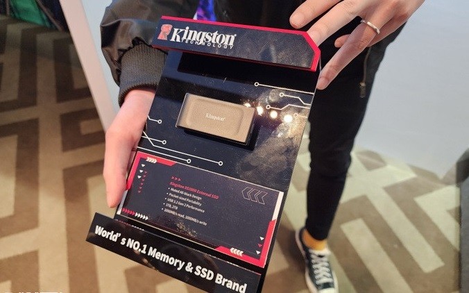 Ổ cứng SSD gắn ngoài XS1000 có thiết kế nhỏ gọn cùng trọng lượng nhẹ Ổ cứng SSD gắn ngoài XS1000 có thiết kế nhỏ gọn cùng trọng lượng nhẹ