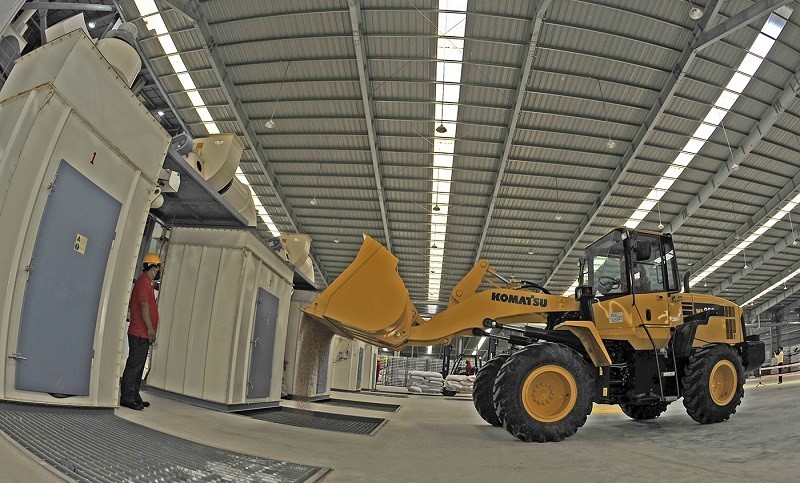 Cơ giơi hóa, tự động hóa trong khâu nạp liệu tại Sao Mai Super Feed Cơ giơi hóa, tự động hóa trong khâu nạp liệu tại Sao Mai Super Feed