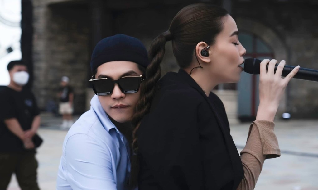 Ca sĩ Noo Phước Thịnh ôm đàn chị Hồ Ngọc Hà từ phía sau, trong lúc tập show diễn của cô ở Bà Nà, Đà Nẵng. Bộ đôi ca sĩ sẽ song ca tại đêm nhạc diễn ra ngày 3/6.