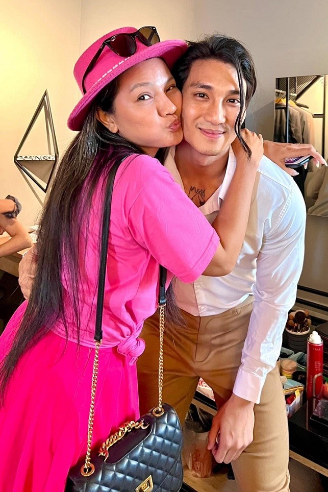 Diễn viên Kiều Trinh lưu lại những khoảnh khắc thân thiết với ngôi sao Paing Takhon đến từ Myanmar. Anh được bình chọn là một trong những người đàn ông quyến rũ nhất thế giới. Kiều Trinh cho biết hai người đang đóng cặp trong một dự án điện ảnh ở Campuchia.