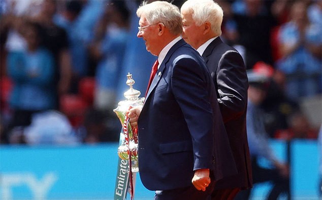 Bố con Beck vui buồn khi xem MU đá chung kết FA Cup Bố con Beck vui buồn khi xem MU đá chung kết FA Cup