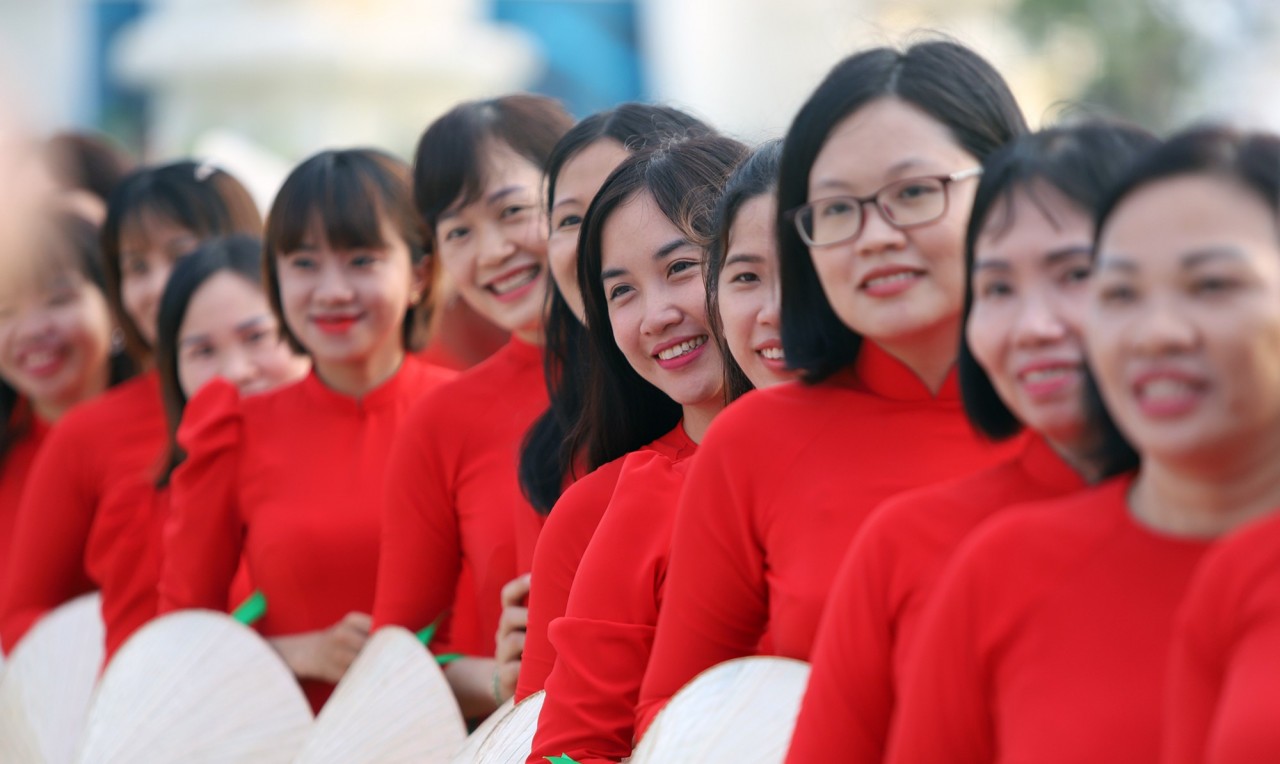 Hơn 6.000 người mặc áo dài diễu hành trên phố Nha Trang