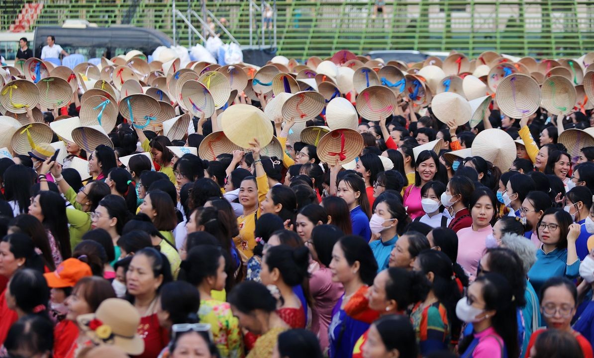 Hơn 6.000 người mặc áo dài diễu hành trên phố Nha Trang