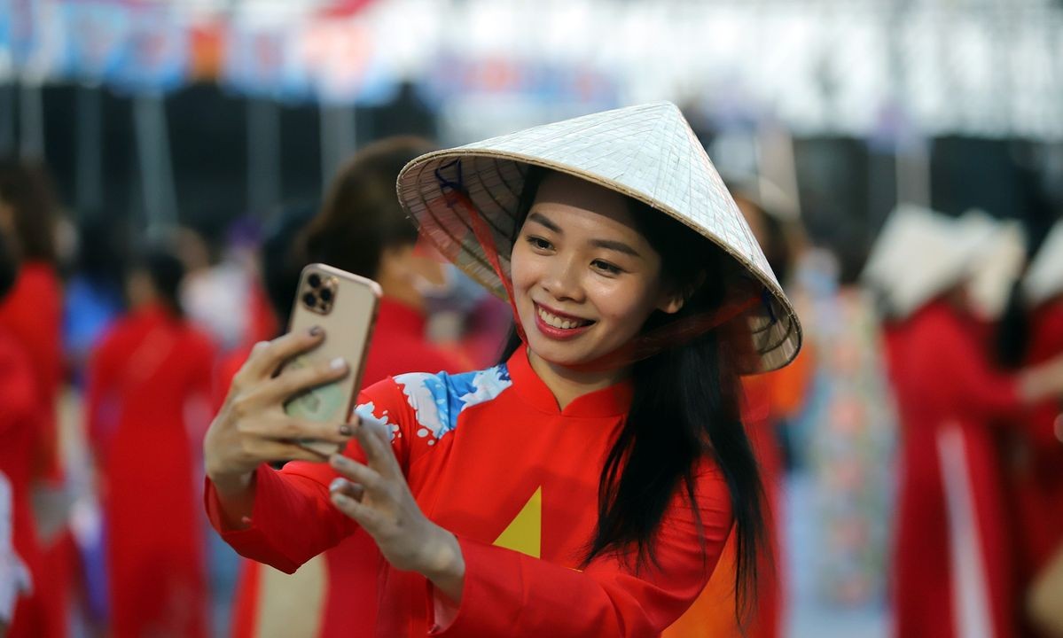 Hơn 6.000 người mặc áo dài diễu hành trên phố Nha Trang