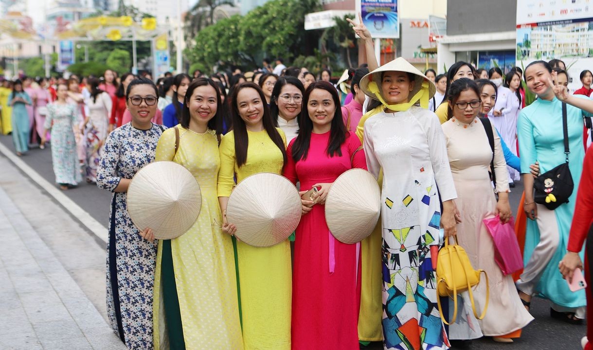 Hơn 6.000 người mặc áo dài diễu hành trên phố Nha Trang