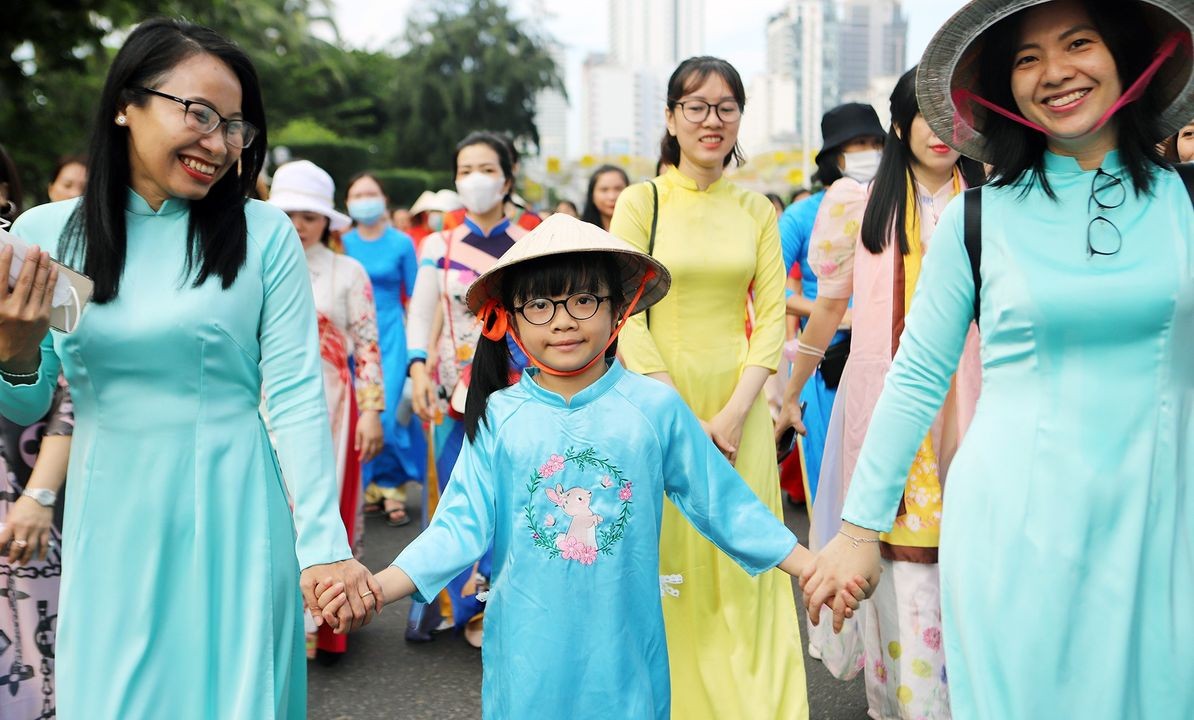 Hơn 6.000 người mặc áo dài diễu hành trên phố Nha Trang