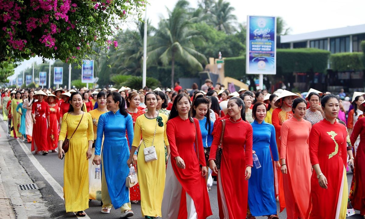 Hơn 6.000 người mặc áo dài diễu hành trên phố Nha Trang