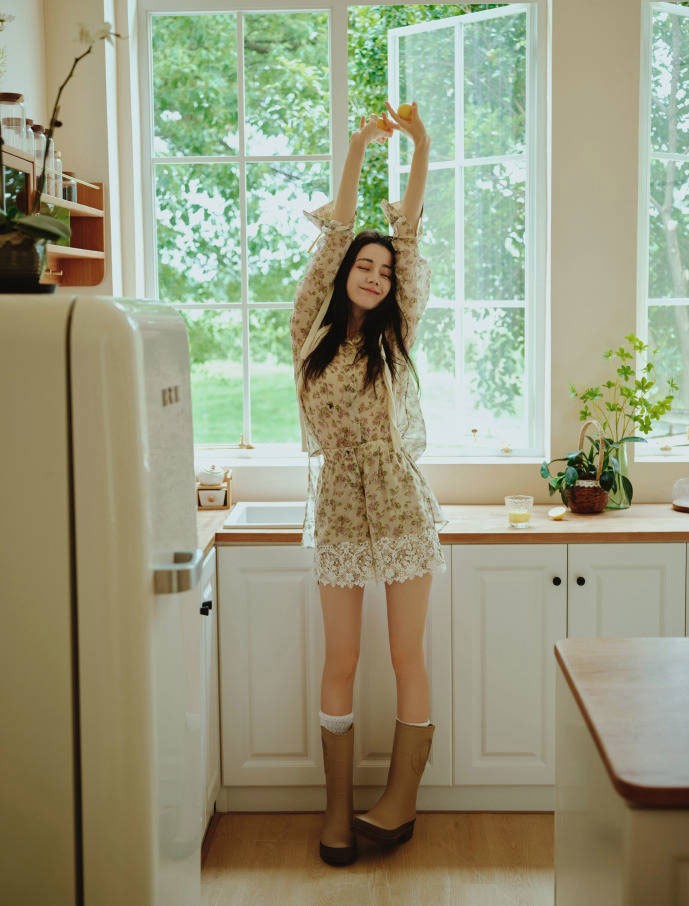 'Mỹ nhân Tân Cương' Địch Lệ Nhiệt Ba 'mình hạc xương mai' đón tuổi mới