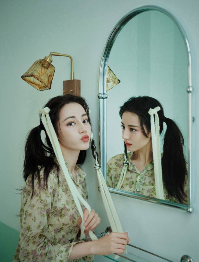 'Mỹ nhân Tân Cương' Địch Lệ Nhiệt Ba 'mình hạc xương mai' đón tuổi mới