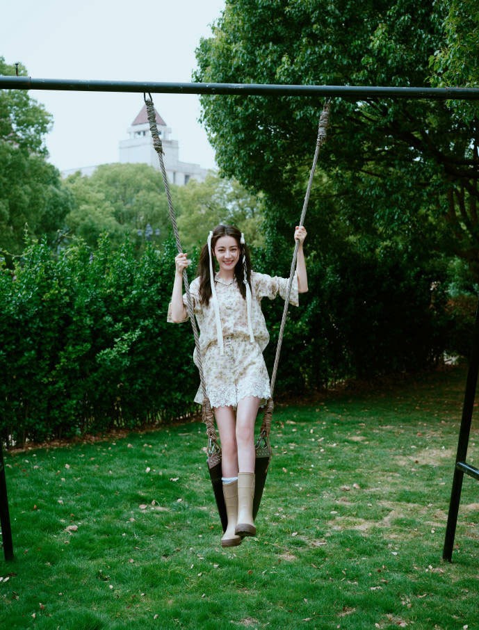 'Mỹ nhân Tân Cương' Địch Lệ Nhiệt Ba 'mình hạc xương mai' đón tuổi mới