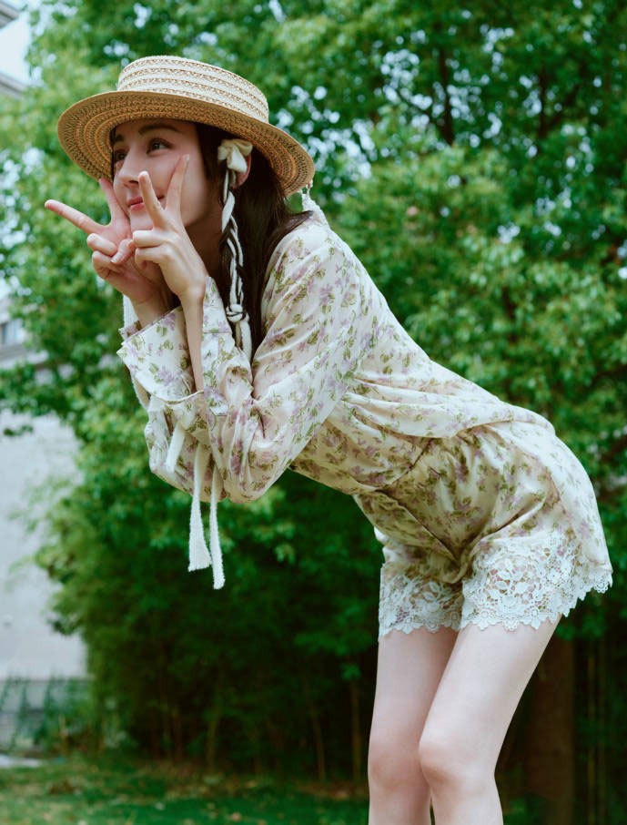 'Mỹ nhân Tân Cương' Địch Lệ Nhiệt Ba 'mình hạc xương mai' đón tuổi mới