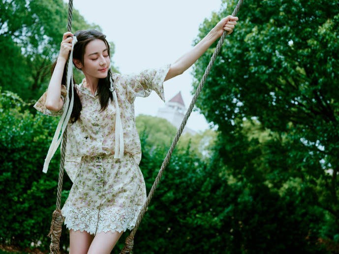 'Mỹ nhân Tân Cương' Địch Lệ Nhiệt Ba 'mình hạc xương mai' đón tuổi mới