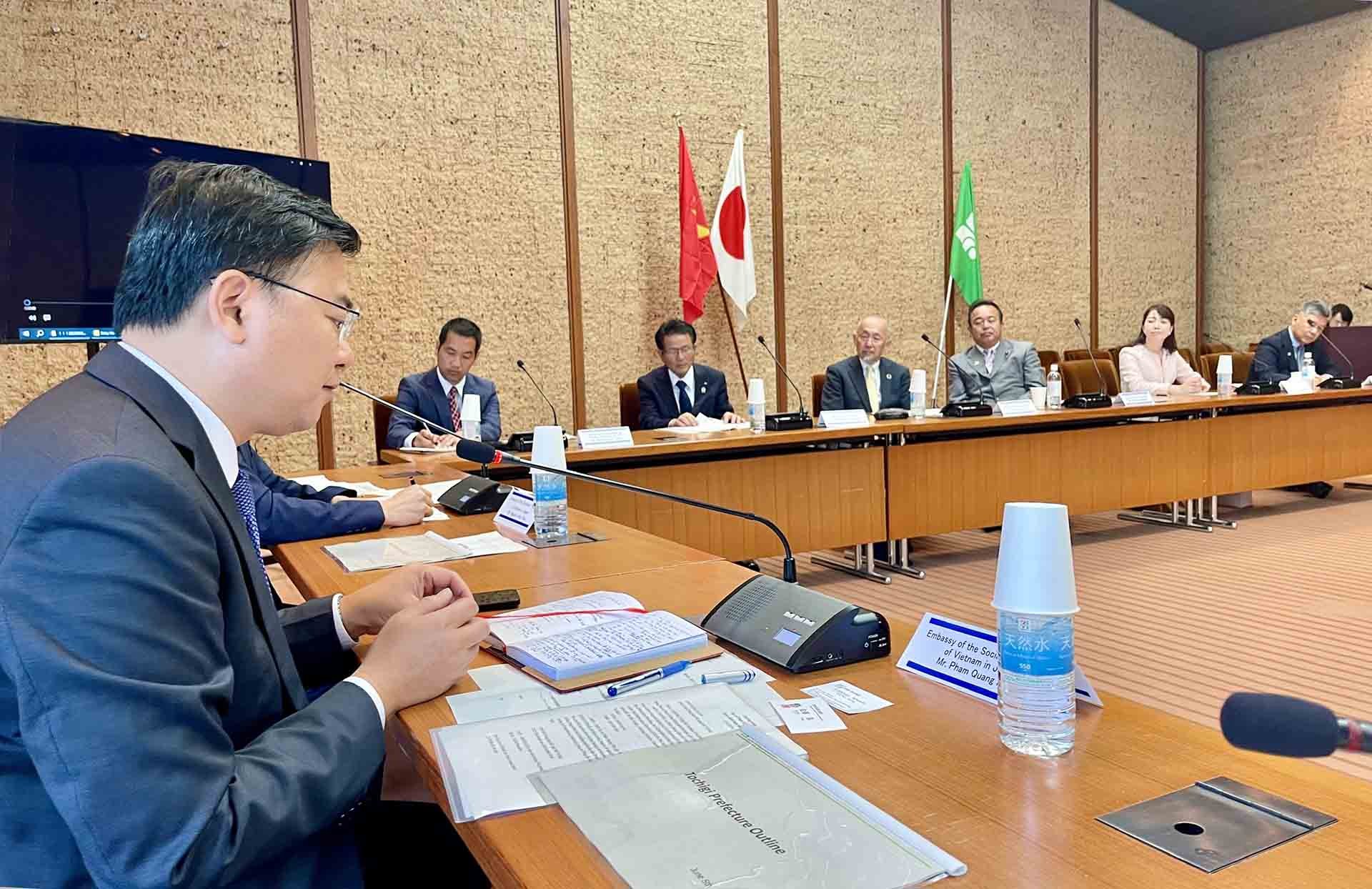 Đại sứ Phạm Quang Hiệu và Phó Thống đốc Suenaga Hiroyuki của tỉnh Tochigi chủ trì toạ đàm hợp tác Việt Nam-Tochigi. Đại sứ Phạm Quang Hiệu và Phó Thống đốc Suenaga Hiroyuki của tỉnh Tochigi chủ trì toạ đàm hợp tác Việt Nam-Tochigi.