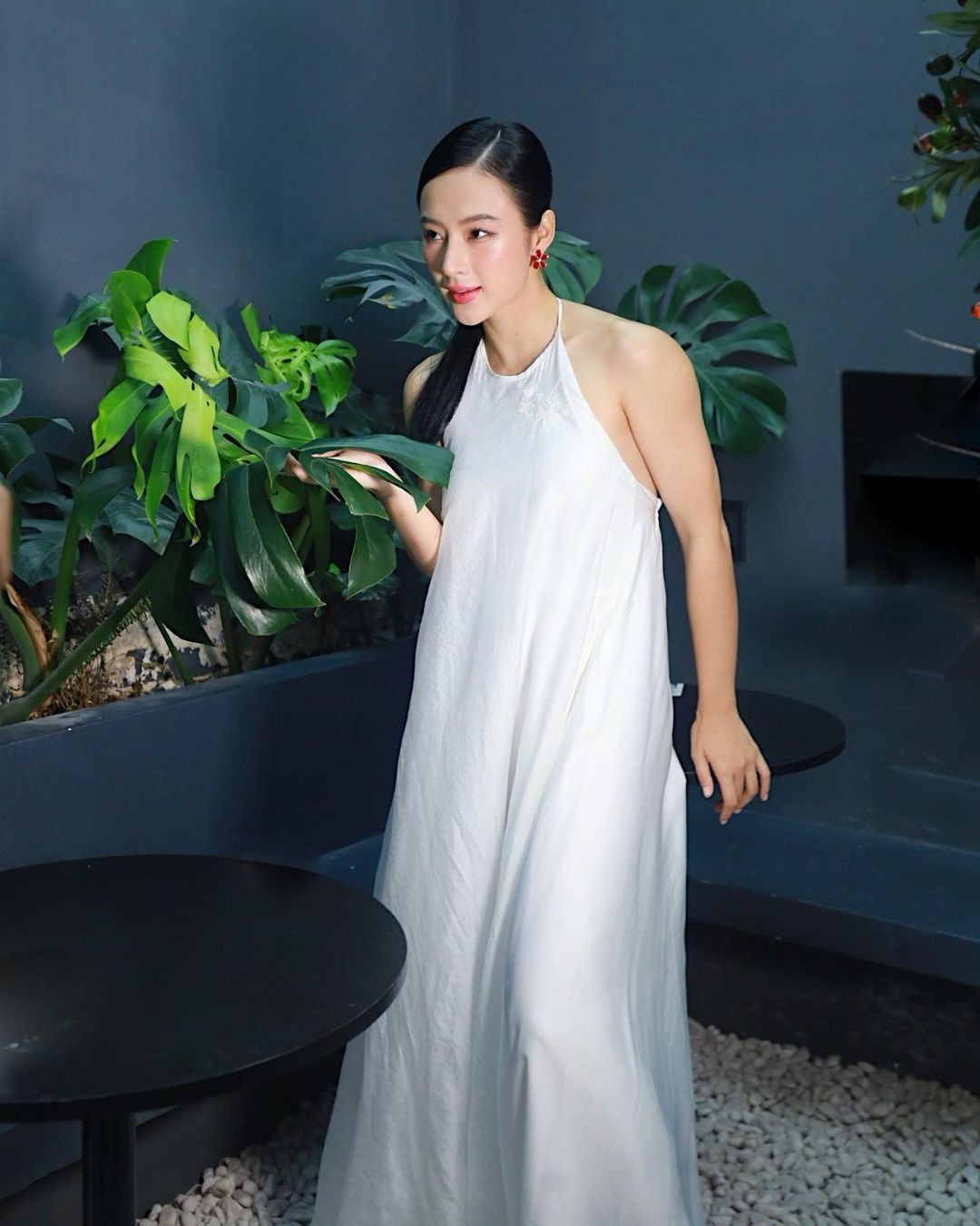 Angela Phương Trinh đẹp tinh tế và khỏe mạnh với thiết kế yếm mong manh