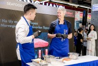 Đại sứ Hilde Solbakken cùng chế biến món ăn tại Ngày hội Hải sản Na Uy đầu tiên tại Việt Nam