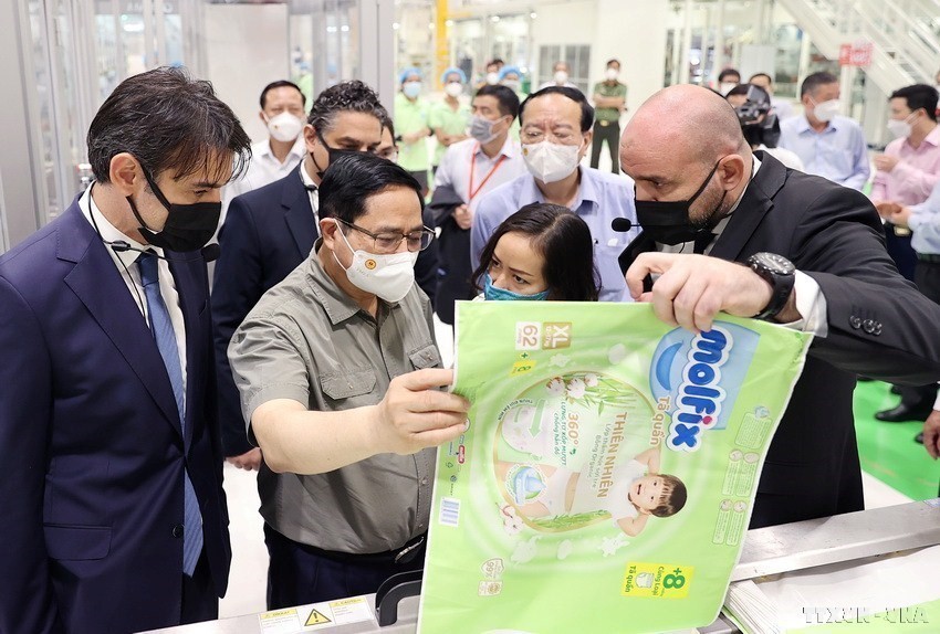 (06.06) Thủ tướng Chính phủ Phạm Minh Chính thăm dây chuyền Nhà máy sản xuất tã trẻ em của Công ty TNHH HAYAT KIMYA Việt Nam (thuộc Tập đoàn Hayat, Thổ Nhĩ Kỳ) tại Khu công nghiệp Becamex Bình Phước (2022). (Nguồn: Dương Giang/TTXVN) (06.06) Thủ tướng Chính phủ Phạm Minh Chính thăm dây chuyền Nhà máy sản xuất tã trẻ em của Công ty TNHH HAYAT KIMYA Việt Nam (thuộc Tập đoàn Hayat, Thổ Nhĩ Kỳ) tại Khu công nghiệp Becamex Bình Phước (2022). (Nguồn: Dương Giang/TTXVN)