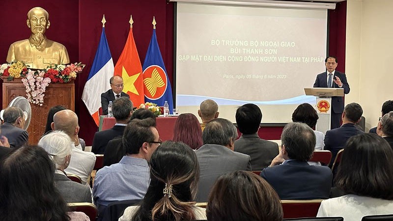 Bộ trưởng Ngoại giao Bùi Thanh Sơn gặp đại diện cộng đồng người Việt Nam tại Pháp