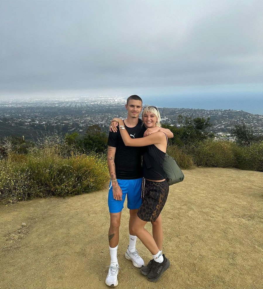 Trên trang cá nhân vài tháng trở lại đây, Romeo Beckham thường xuyên đăng những khoảnh khắc tình tứ bên bạn gái cùng tuổi. Đôi trẻ cũng thường xuyên được trông thấy xuống phố cùng nhau. Hôm 3/6, chàng trai nhà Becks đăng ảnh cả hai trong một chuyến leo núi.