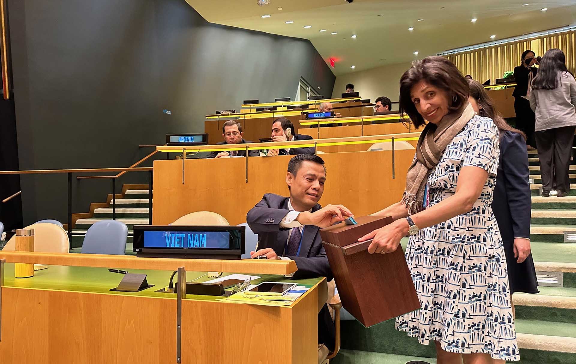 Đại sứ Đặng Hoàng Giang bỏ phiếu bầu 5 tân Ủy viên không thường trực HĐBA LHQ nhiệm kỳ 2024-2025.