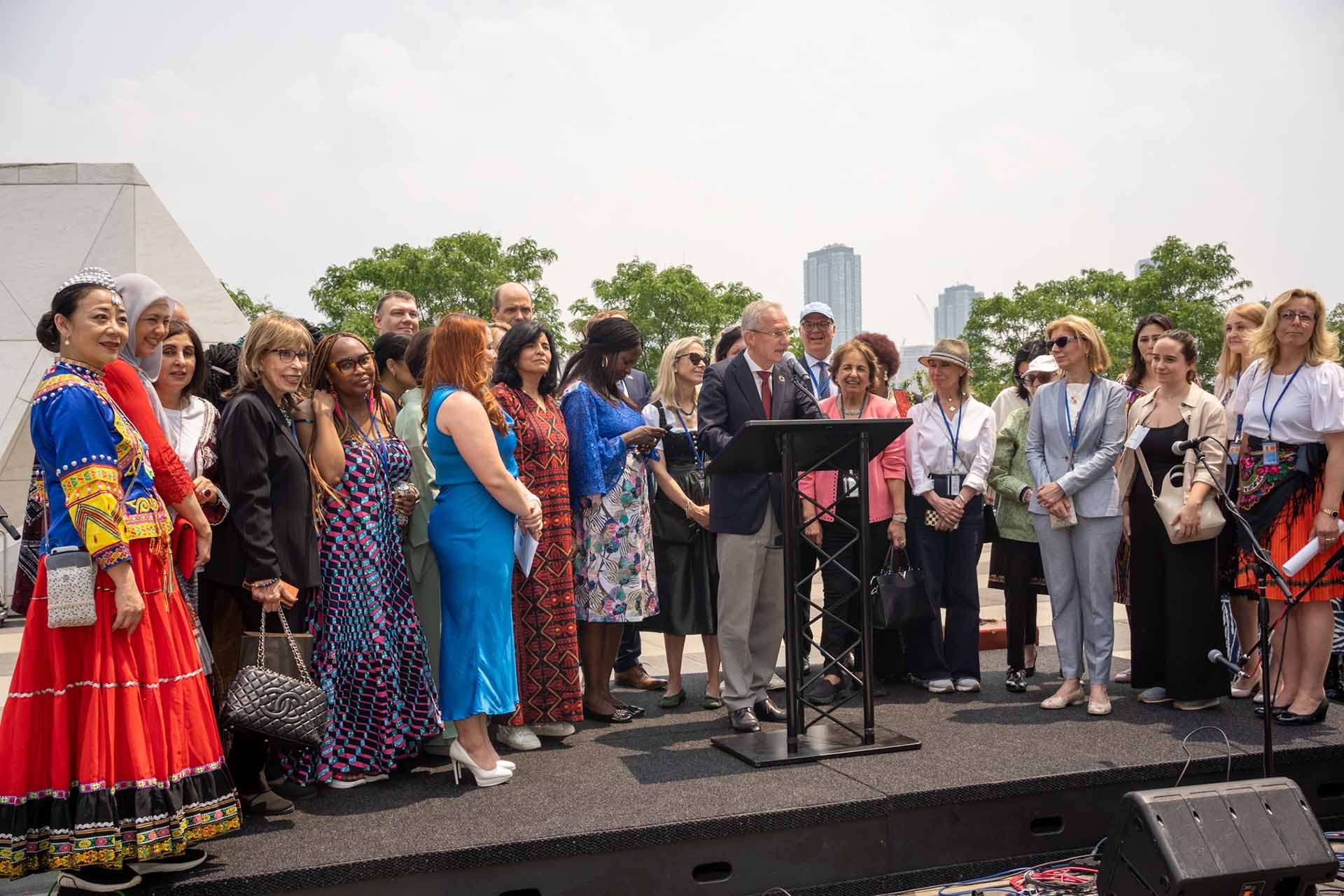 Chủ tịch Đại hội đồng LHQ Csaba Korosi phát biểu khai mạc Hội chợ. Chủ tịch Đại hội đồng LHQ Csaba Korosi phát biểu khai mạc Hội chợ.