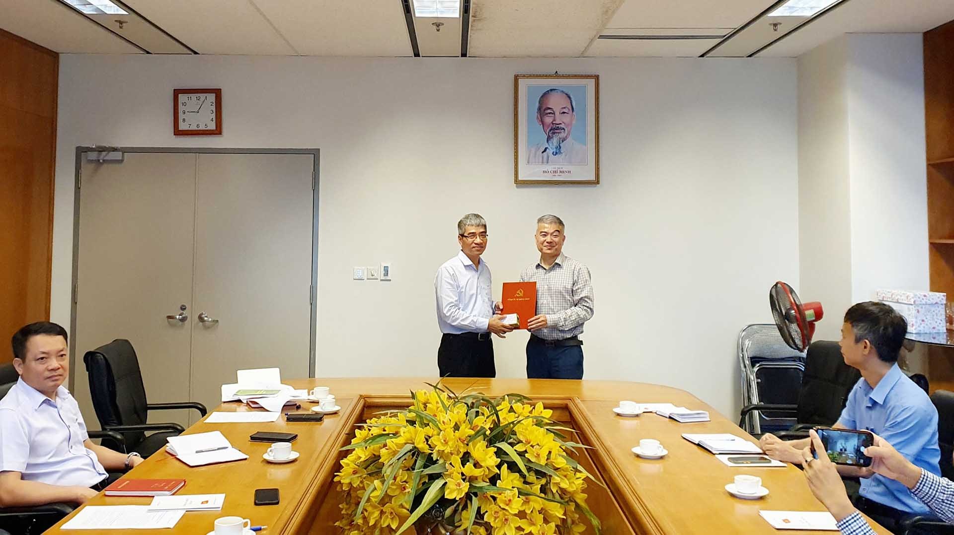 Phó Bí thư Thường trực Đảng ủy Bộ Ngoại giao Nguyễn Đắc Thành trao Quyết định thành lập Đảng bộ Cục Cơ yếu và Công nghệ thông tin.