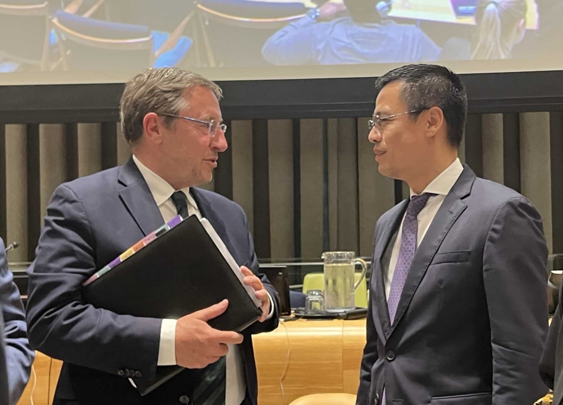 Đại sứ Đặng Hoàng Giang trao đổi với đại biểu tại phiên họp.