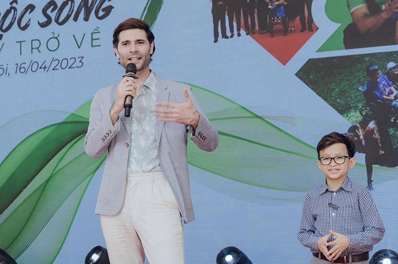 Charlie Win và hành trình đóng góp cho sự phát triển của cộng đồng và xã hội tại Việt Nam Charlie Win và hành trình đóng góp cho sự phát triển của cộng đồng và xã hội tại Việt Nam